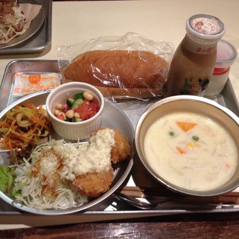 「あくびカフェー」 料理 44947946 本日の給食はエビカツとカレー風味の切り干しと大豆のサラダとコーンシチュー