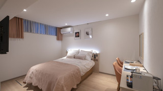 エコノミー アパートメント ダブルベッド 1台 禁煙, E号室, 半地下(窓あり)