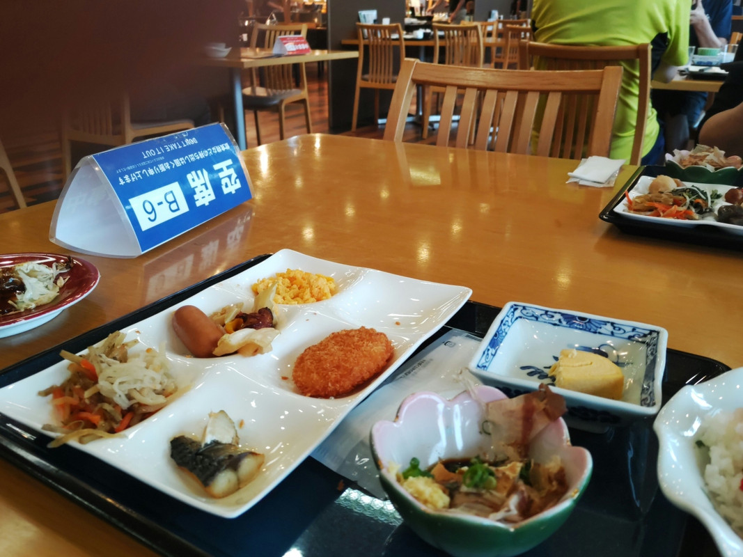朝食バイキング。大変美味しい。