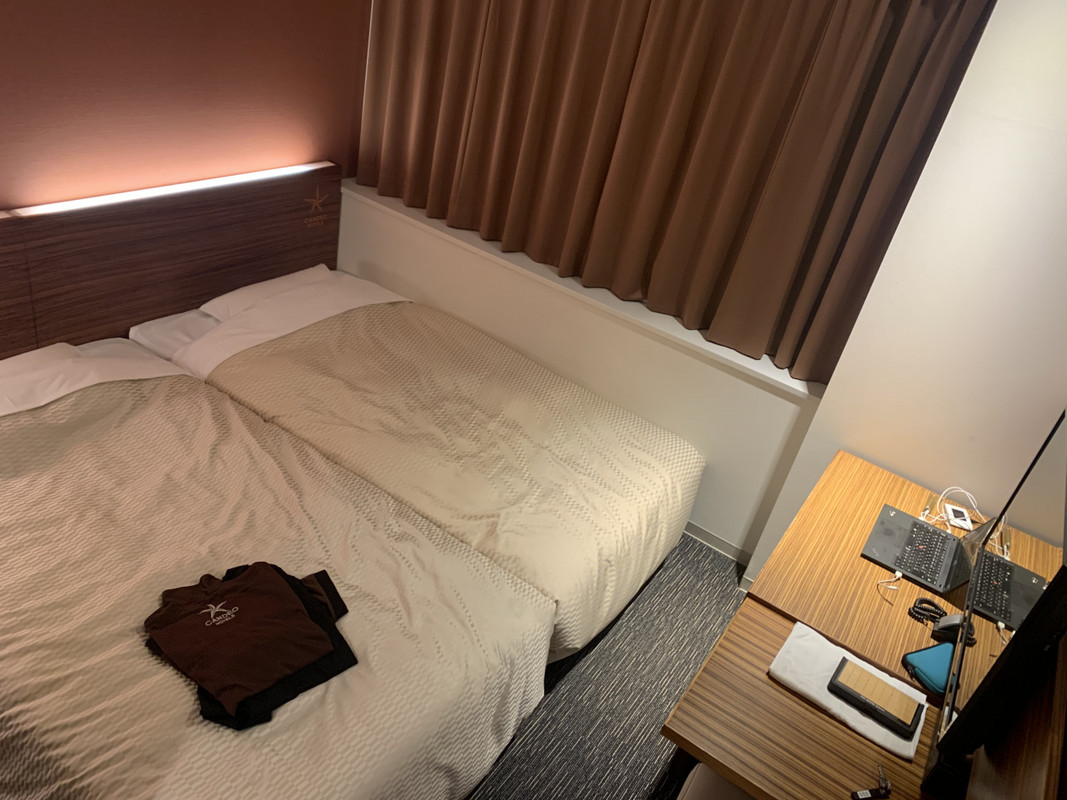 客室。ツインルームで二人で寝るのは快適ですが部屋はちと狭い