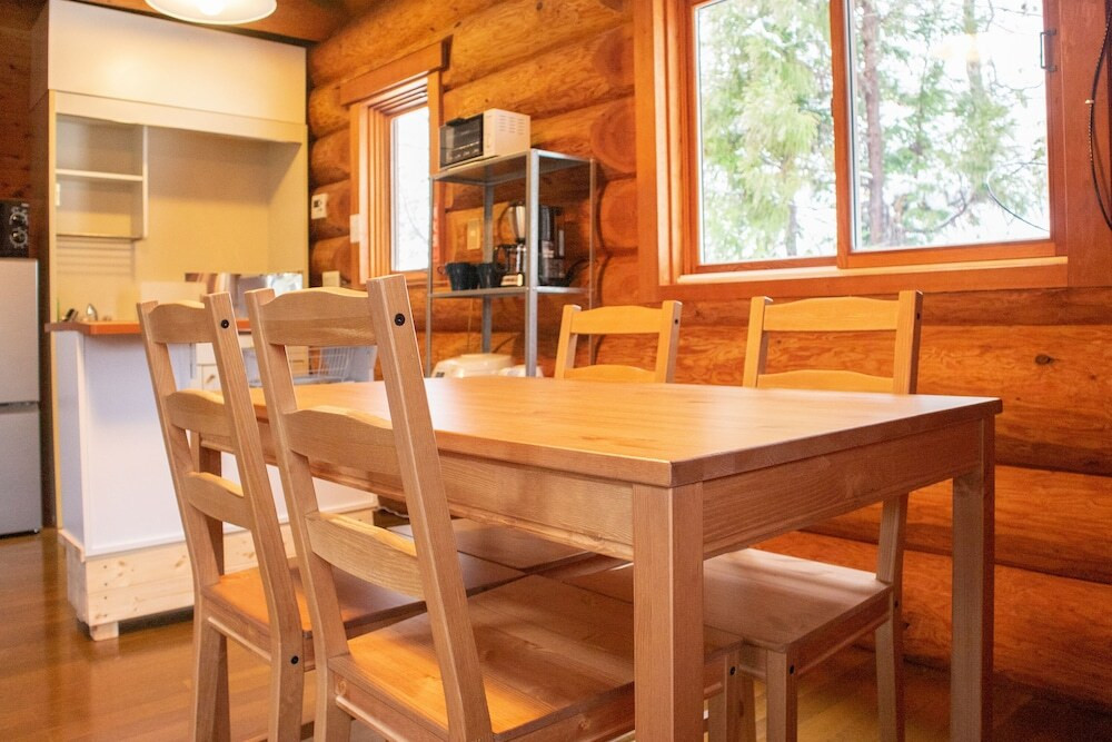 客室内のダイニングエリア