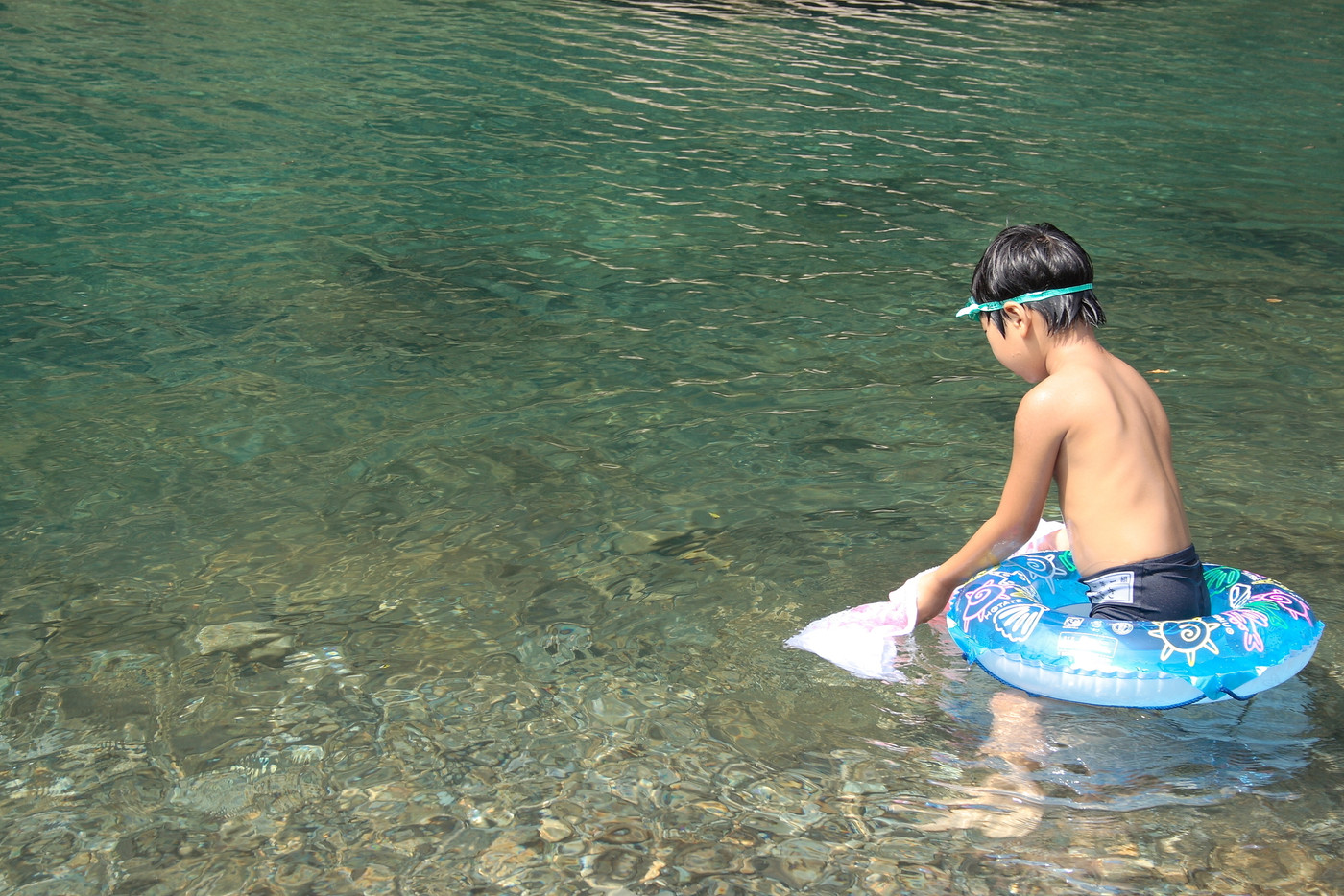 川遊びをする少年