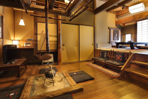 囲炉裏が落ち着く客室「しおん」