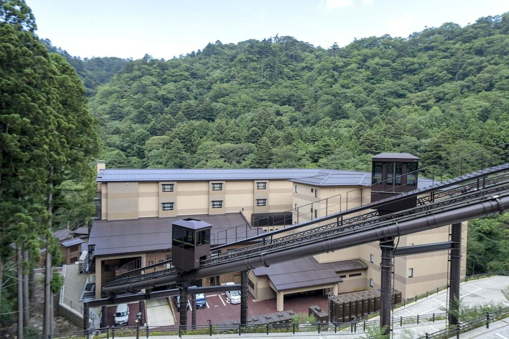 スロープカーで自然に包まれた非日常へ。渓谷美を味わう贅沢な温泉宿3424125