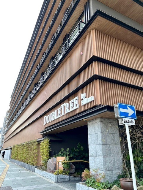 入り口が道路より下がった位置にある