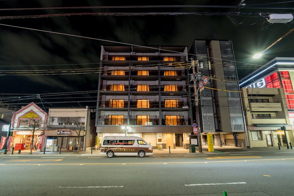 施設の正面 (日没後)