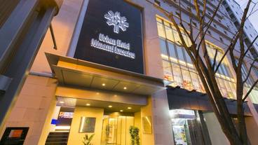 施設の正面 (日没後) / 2