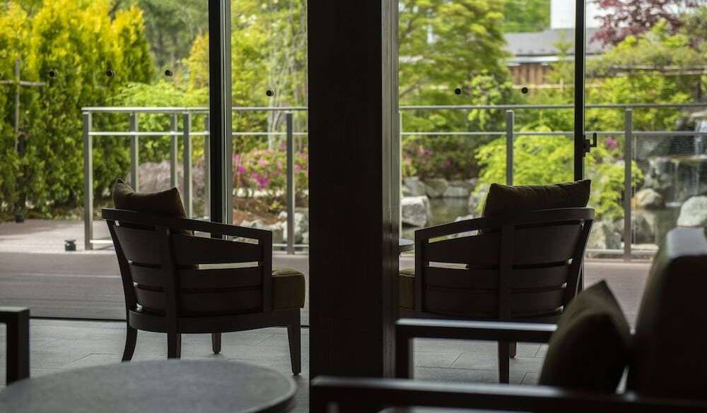 ドイツ風のロビーで
ゆったりチェックイン / 2