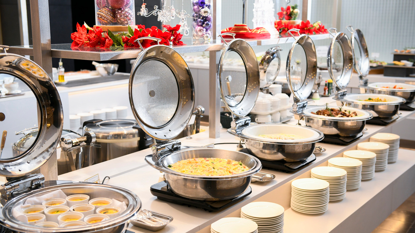 成田空港側の客室で飛行機の見える夜景を楽しむ4281416