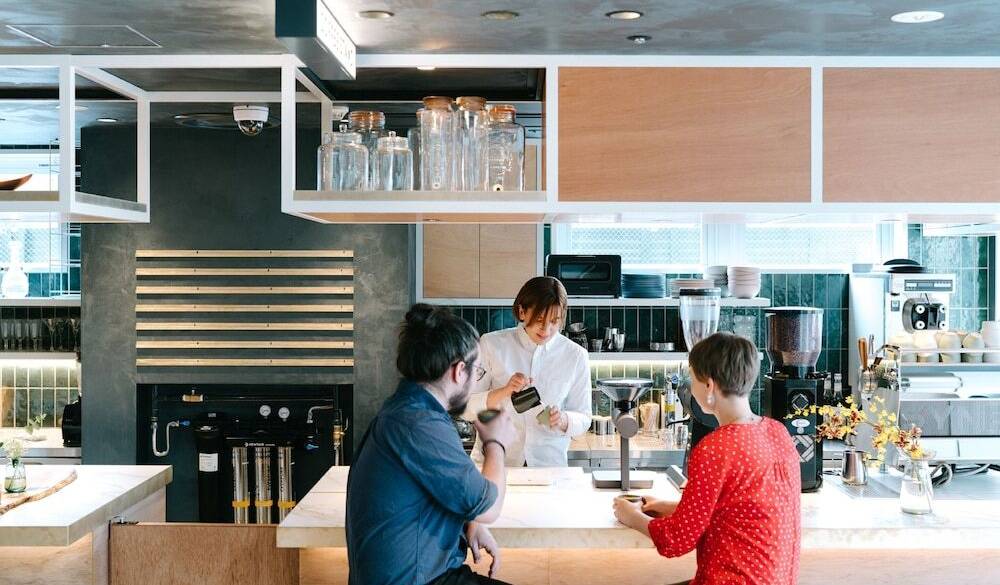 おしゃれなカフェで
バリスタの淹れる一杯を / 1