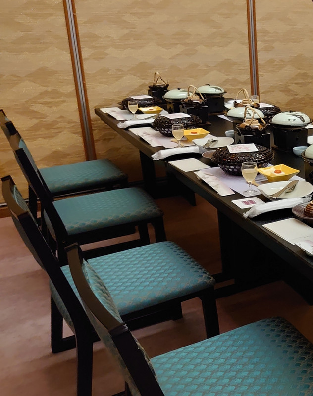 夕食・朝食は、お部屋ごとに席が設けてありました。