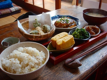 「南果」料理 501654 「南果」の日替わり定食　900円。優しい味付けの小鉢がいっぱいです☆