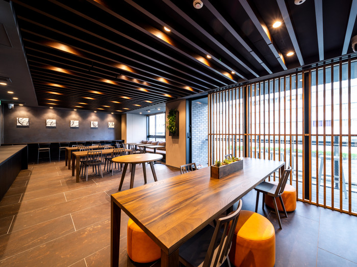 室内でゆっくり朝食を楽しみたい人は、ぬくもり感じるラウンジ内でどうぞ