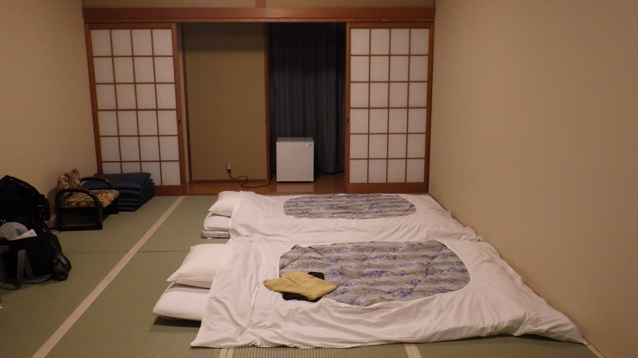 2ドア冷蔵庫完全完備だ合ったが、1ドア冷蔵庫ー虚偽記載