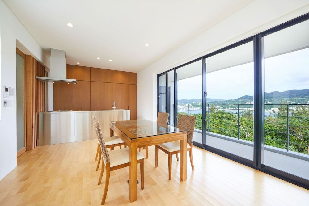 客室内のダイニングエリア