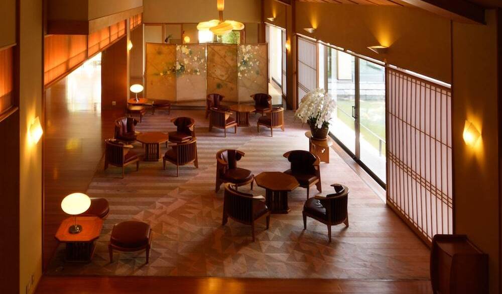 ロビーラウンジ / 3