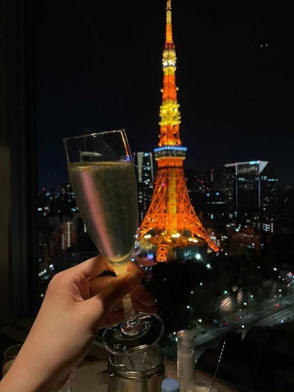 夜はラウンジで夜景を見ながらシャンパンをいただきました。