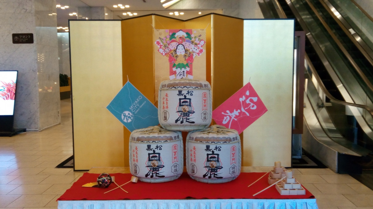 左奥にフロント