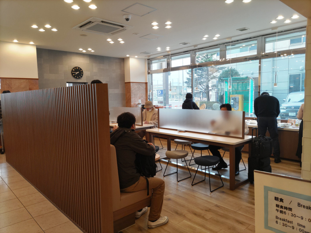 朝食スペースは広くはないが、10人程が食事できる別室もある。