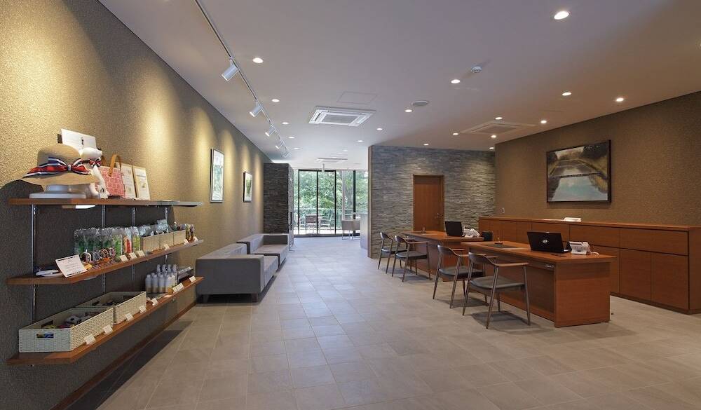 画家の作品を眺めながら
チェックイン / 3