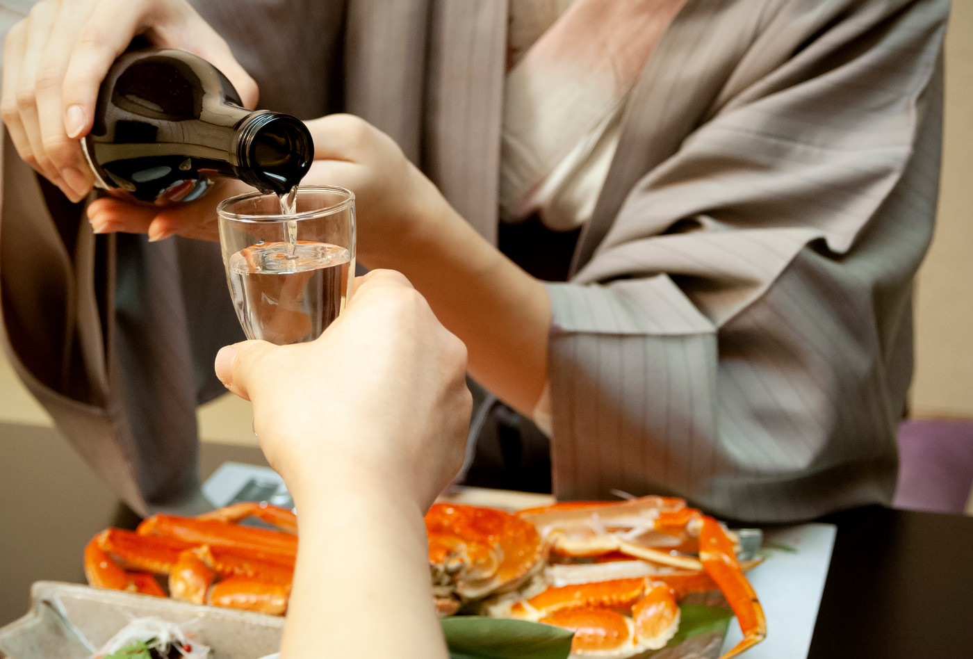 ビールを注ぐ浴衣姿の女性