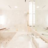 大理石のお風呂から
夜景を楽しむ / 2