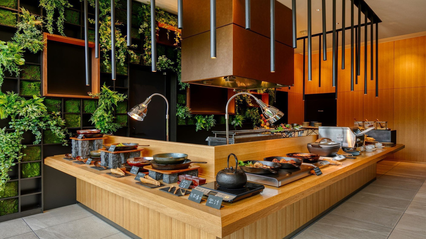 木のボールプールや絵本など子どもが思いっきり遊べるホテル3569440