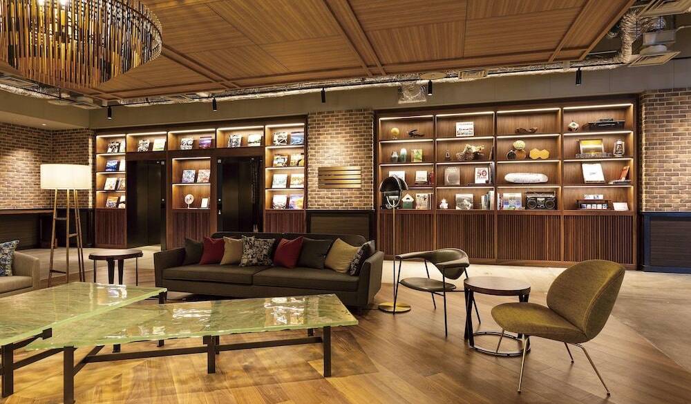 ホテルに到着
快適にチェックイン
 / 1