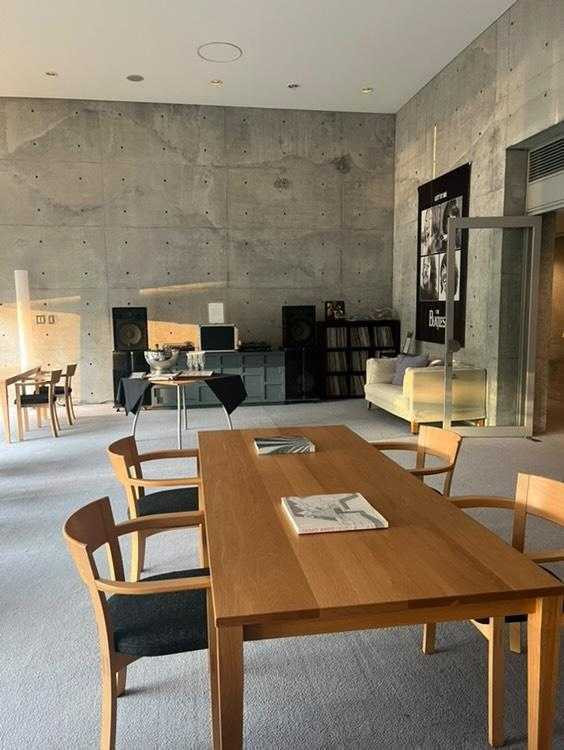 ラウンジには種類豊富なフリードリンクと、建築やアートの本が用意されていました / 2