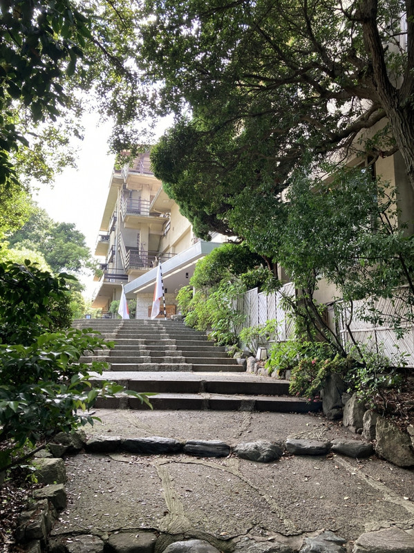 渡船場からホテルへは5分ほど