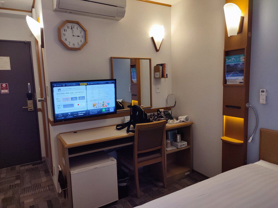 テレビは動画配信が見られます。32インチ