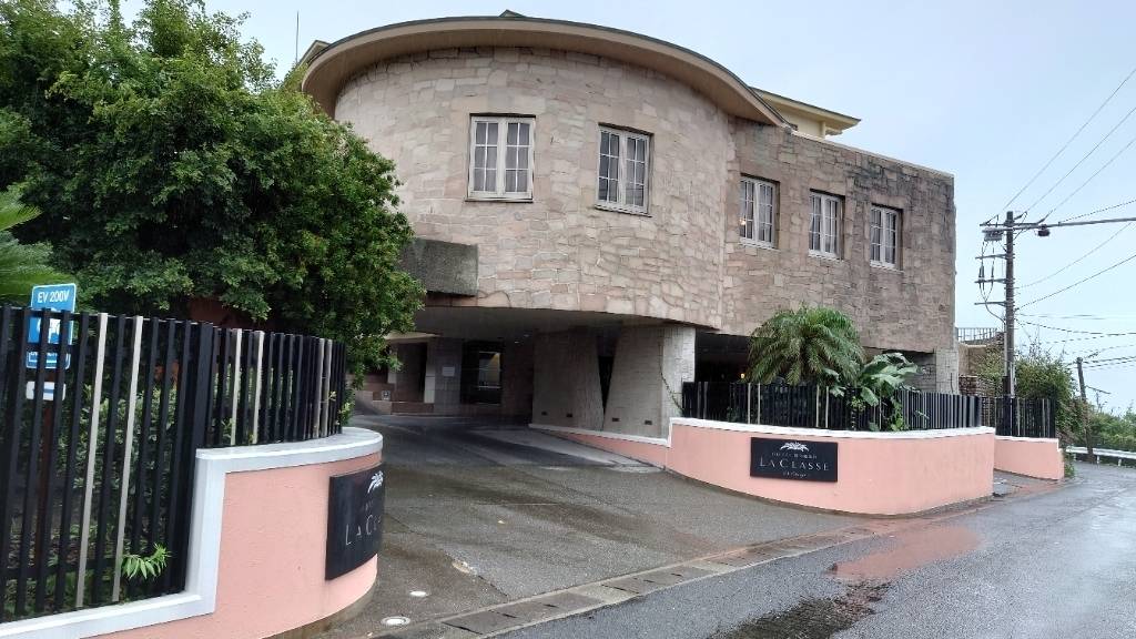 海を見渡す高台に佇む
瀟洒な宿 / 4