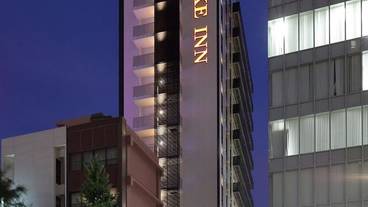 施設の正面 (日没後) / 1