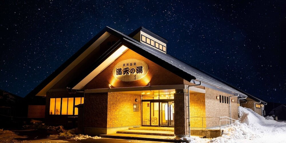 施設の正面 (日没後)