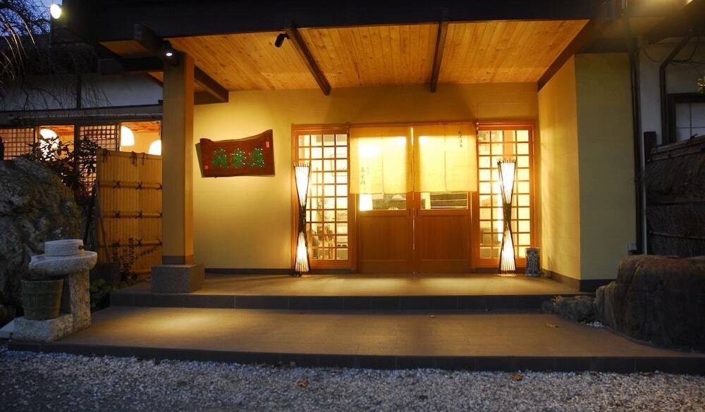 落ち着いた雰囲気の
宿にチェックイン / 1