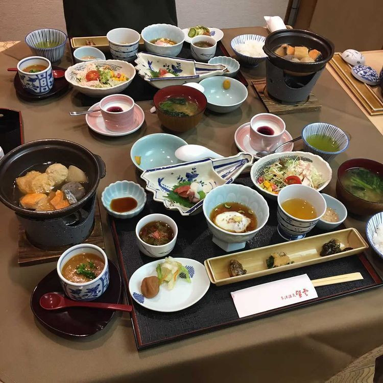 朝食は和定食を