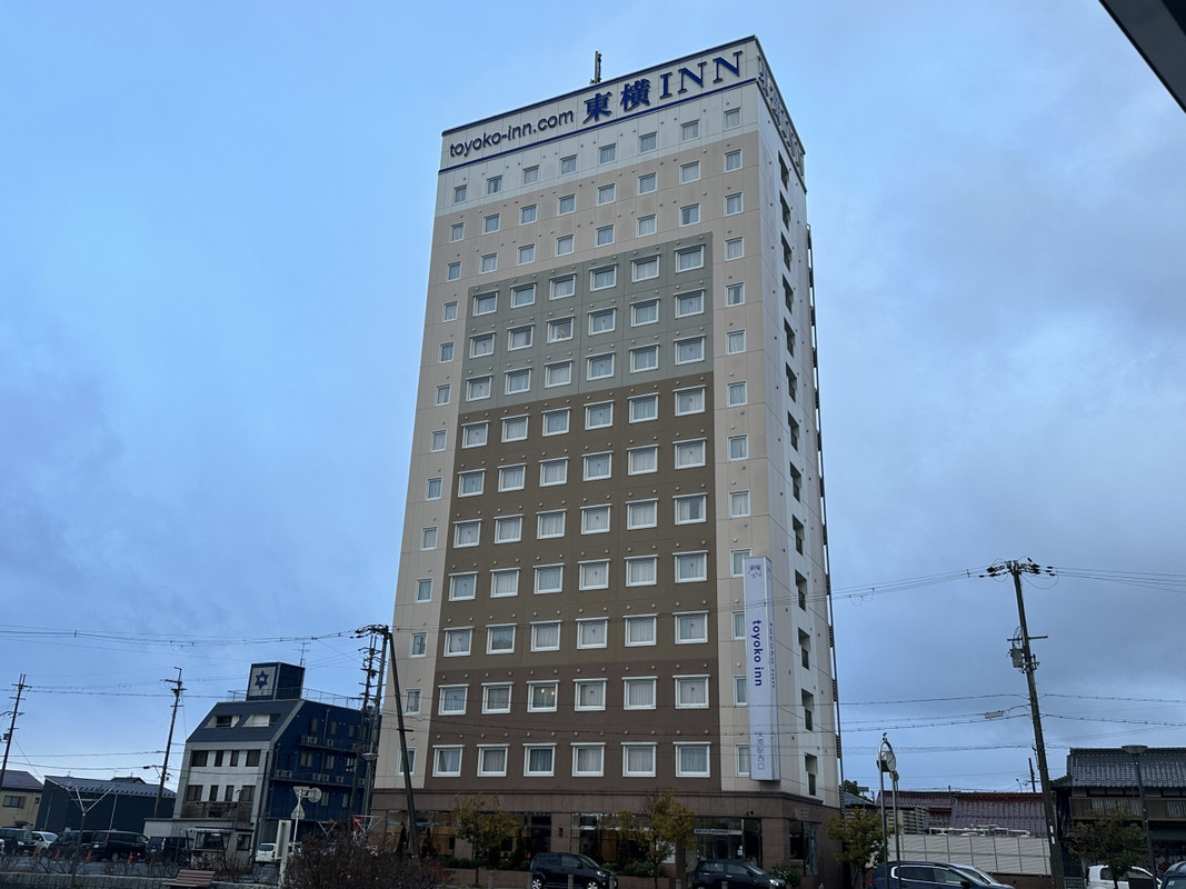 駅からホテルの全景が見えます