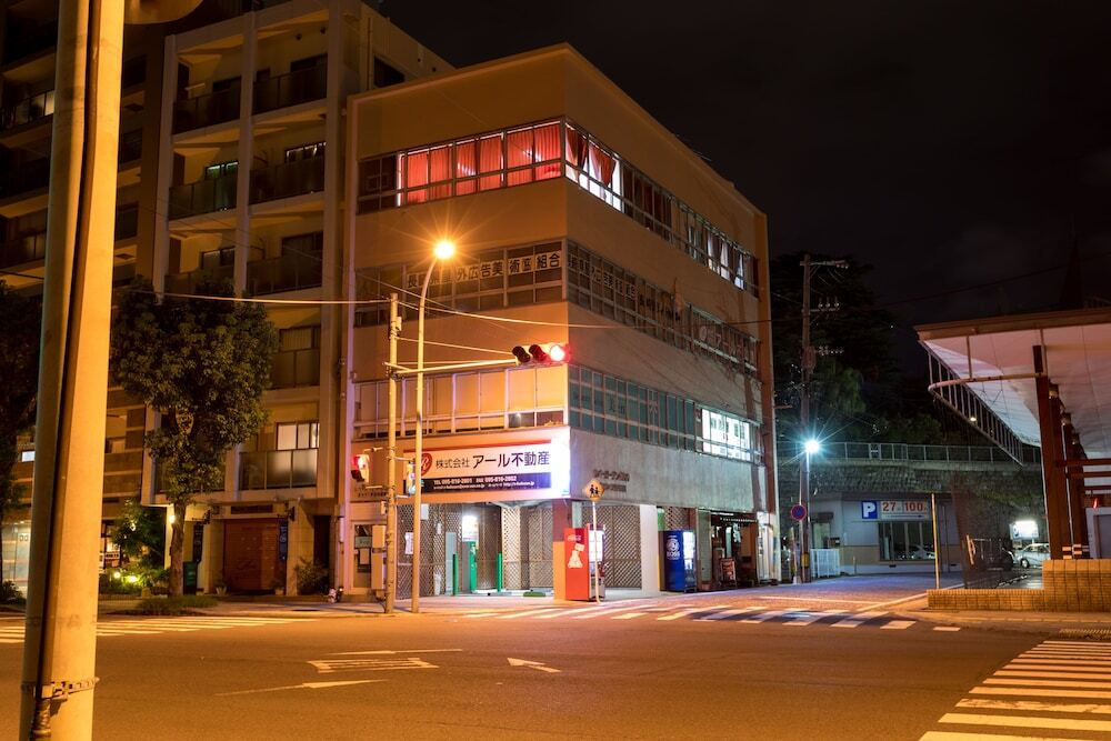 施設の正面 (日没後)