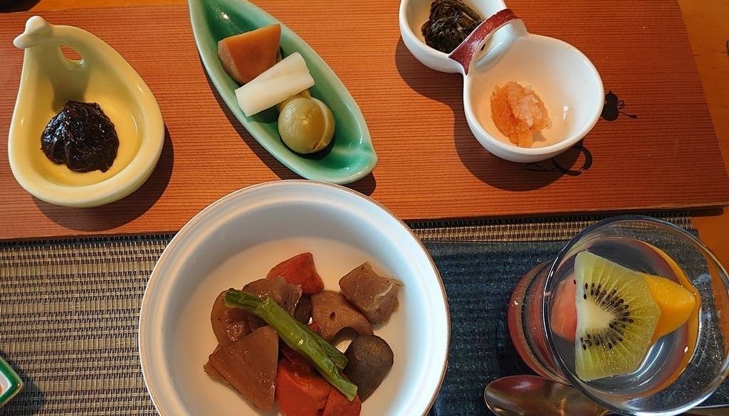 きび粥を中心とした
体に優しい和食膳
 / 4