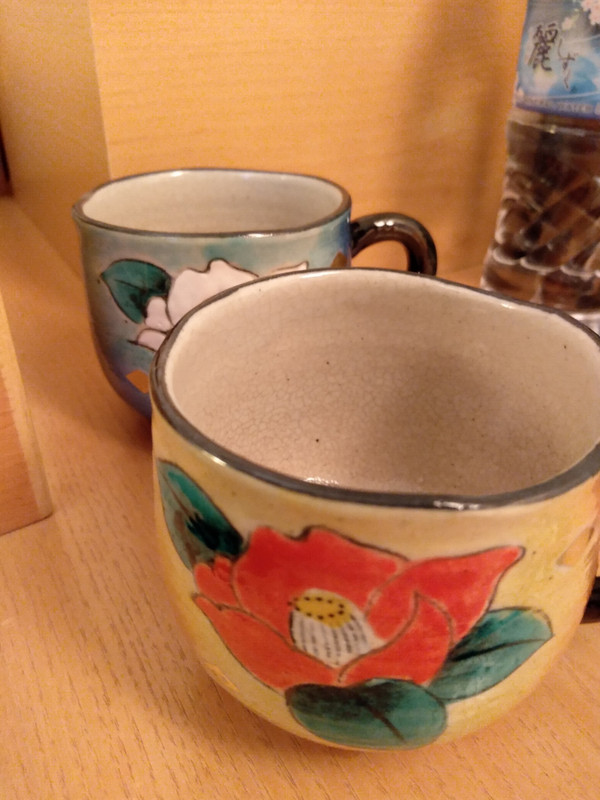 石川県の伝統工芸「九谷焼」の器のカップがお部屋に備え付け