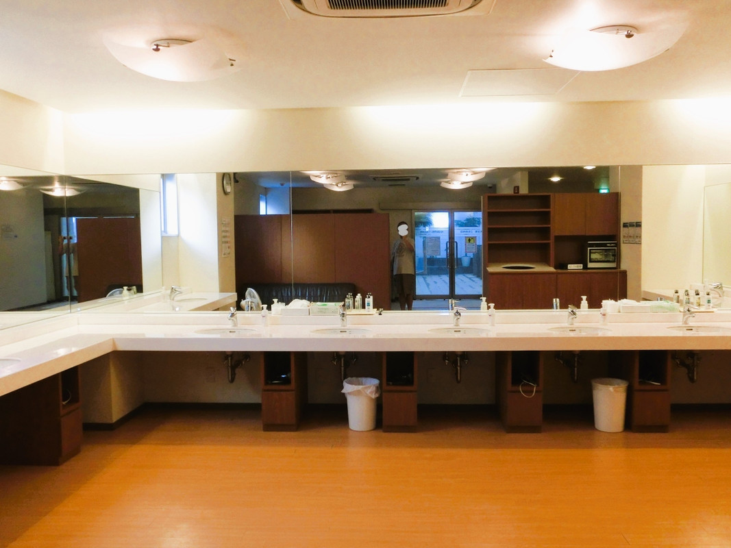 ２階　大浴場と洗面台