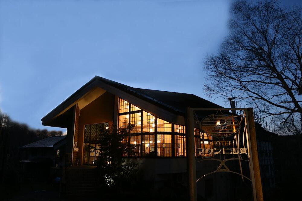 施設の正面 (日没後)