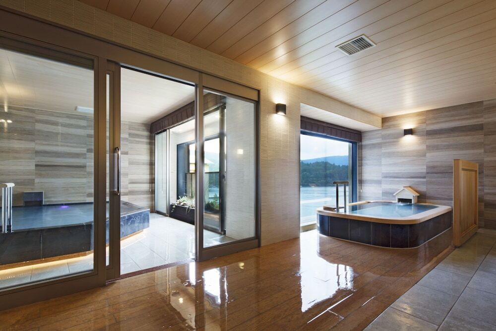 芦ノ湖のほとりに佇むリゾートホテル3424269