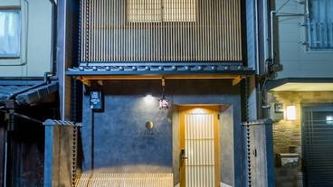 施設の正面 (日没後) / 2