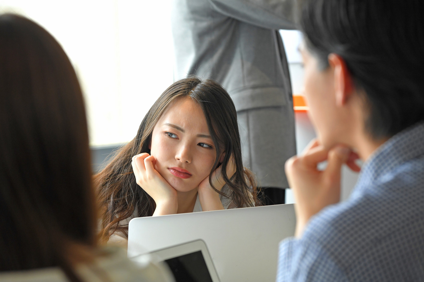 女性 会議 退屈 勉強