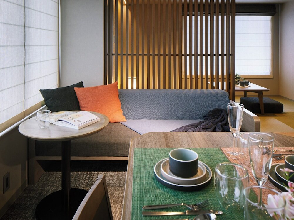 客室内のダイニングエリア