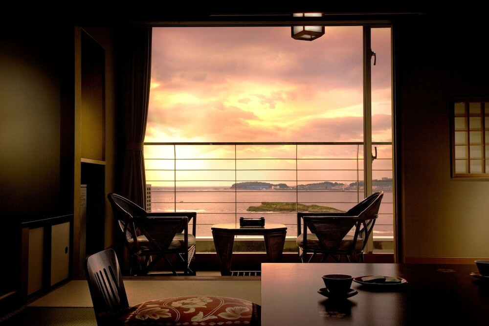 海に沈む夕日や島情緒あふれる漁港を眺めてのんびり4068032