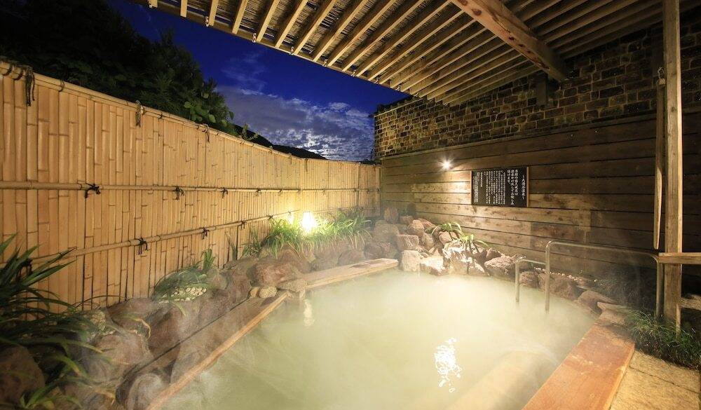 温泉露天風呂で
“美肌の湯”に癒されて / 1