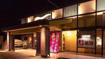 施設の正面 (日没後) / 1