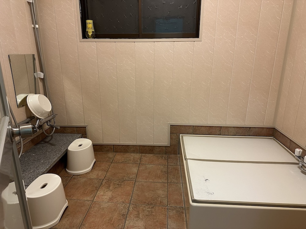 共同のお風呂。家庭のお風呂よりやや広い。二人用ってところ